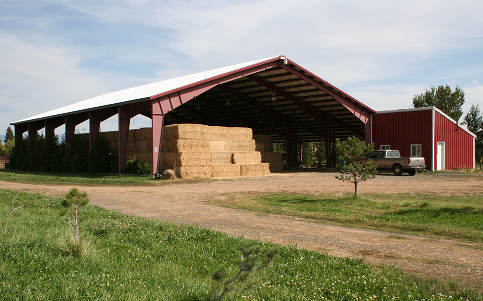 How Clear Span Metal Barns Offer Versatile Space for Multiple Agricultural Uses